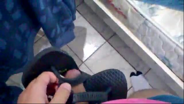 Se masturbando e gozando gostoso no chinelo de um amigo